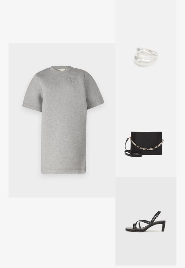 Marimekko PAALU UNIKKO PLACEMENT - Vapaa-ajan mekko - grey melange; Mustat hihnalligat, joissa on neliön muotoinen kärki ja matala lohkokorko. Ominaisuuksiin kuuluu useita ohuita hihnoja ja säädettävä nilkkahihna. Valmistettu sileästä nahasta.; Musta nahkainen olkalaukku, jossa on sileä pinta, suorakulmainen muoto ja metalliketju yksityiskohtana edessä. Mukana säädettävä hihna.; Hopeinen kaksinkertainen rengas, jossa on sileä, kiillotettu pinta. Siinä on sulava, kaareva muotoilu, jossa on päällekkäisiä osia modernin ilmeen saavuttamiseksi.