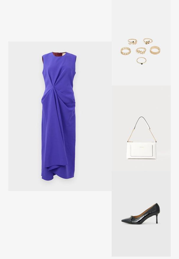 Vestido midi roxo sem mangas com pregos drapeados assimétricos que começam na cintura, apresentando uma gola redonda e uma silhueta ajustada.; Sapato de salto alto em couro laqueado preto com bico fino, detalhe de tira decorativa na parte da frente e um salto agulha fino.; Bolsa de mão branca em couro com acabamento texturizado, featuring a corrente dourada e detalhes pretos. Inclui um bolso frontal e fecho com zipper.; Conjunto de seis anéis dourados com vários designs: trançados, com motivos de folhas e bandas sólidas; alguns com detalhes em pedras preciosas verdes.