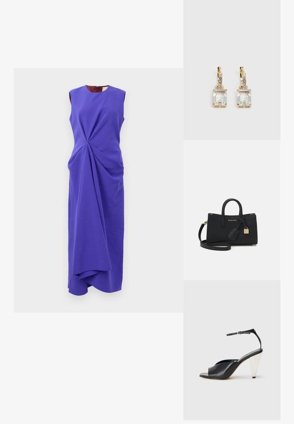 Milanščina vijolična midi obleka brez rokavov z asimetričnimi drapiranimi gubami, ki se začenjajo pri pasu, s krožno izrezom in oprijetim silhuetom.; Črne usnjene sandale s peto, odprto toe, asimetričnim dizajnom, zaponko okoli gležnja in kovinsko stožčasto peto. Gladka tekstura po celotni površini.; Črna usnjena torbica z teksturirano površino. Ima dvojne zgornje ročaje, odstranljiv naramni trak in poudarke v zlato-rumenem tonu.; Zlato obarvani uhani, ki vsebujejo pravokoten, prozoren kristal, obešen pod vrsto majhnih, okroglih prozornih dodatkov. Elegantna, moderna zasnova.