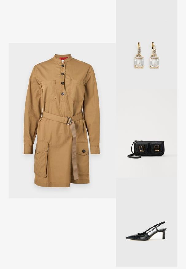 Beżowa sukienka użytkowa z wysokim kołnierzem, zapinana na guziki, z kieszeniami na piersiach, paskiem w talii oraz dwiema kieszeniami po bokach. Wykonana z lekkiego materiału.; Czarne lakierowane czółenka na obcasie typu slingback z wąskim noskiem, z teksturowanym wzorem wężowym, regulowanym paskiem oraz krótkim, teksturowanym obcasem w kształcie słupka.; Czarna skórzana torba na ramię z dwoma przednimi kieszeniami, złotymi klamrami, zamkiem błyskawicznym i cienkim paskiem. Teksturowana powierzchnia i kompaktowy prostokątny kształt.; Złote kolczyki z prostokątnym, przezroczystym kryształem zwisającym poniżej rzędu małych, okrągłych, przezroczystych akcentów. Elegancki, nowoczesny design.