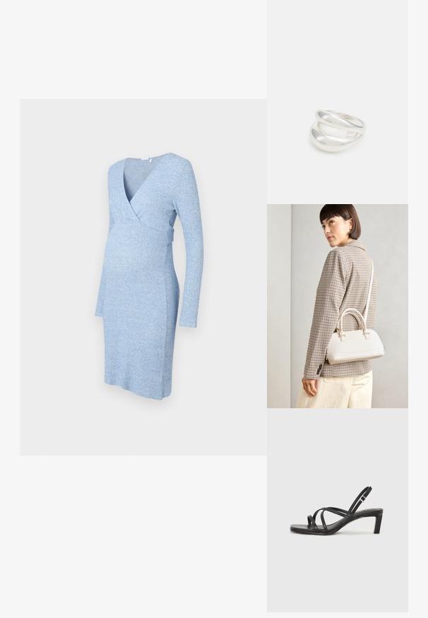 Šviesiai mėlyna megzta nėštumo suknelė su ilgomis rankovėmis, V formos iškirpte ir prigludusia forma, kuri akcentuoja pilvuko sritį.; Juodi šlepetės su kvadratiniu pirštu ir žemu bloku kulnu. Yra keli ploni dirželiai ir reguliuojamas kulkšnies diržas. Pagaminti iš lygios odos.; Balta struktūruota rankinė su trumpomis rankenomis ir peties diržu, su auksinėmis detalėmis ir tekstūruota medžiaga, pastatyta prieš pilką foną.; Sidabrinis dvigubas žiedas su lygiu, poliruotu paviršiumi. Pasižymi sklandžiu, kreiptu dizainu su persipinančiomis dalimis, suteikiančiomis modernų išvaizdą.