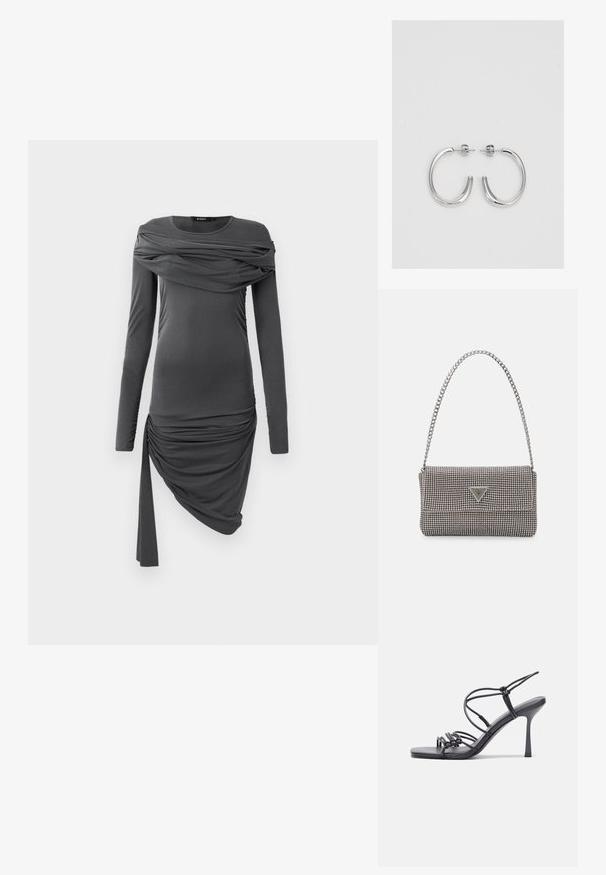 Tmavošedé priliehavé šaty s dlhým rukávom, s drapériou látky cez hruď a asymetricky nariasenou sukňou s visiaciom stuhou na jednej strane.; Čierne sandále na vysokom podpätku majú tenké remienky s uzlovým dizajnom, hladký štvorcový špičku a elegantný stiletto podpätok.; Svetlošedá metalická kabelka s reťazovým popruhom, ozdobená malými kruhovými kovovými štítkami a trojuholníkovým logom značky.; Strieborné kruhové náušnice s hladkým a lesklým povrchom. Okrúhly tvar, ľahký dizajn, s uzáverom na kolík.