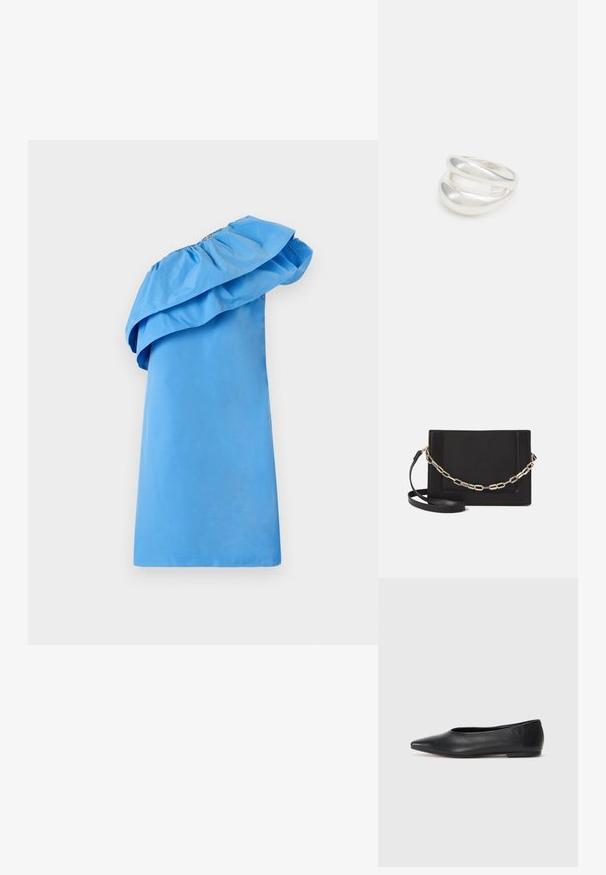 Sininen yhden olkaimen mekko, jossa on röyhelöyksityiskohta kaula-aukossa, valmistettu liukkaasta kankaasta ja sulavasta siluetista. Ominaisuuksiin kuuluu tasainen väri ja yksinkertainen muotoilu.; Musta nahkainen ballerinatyyppinen kenkä, terävä kärki, minimalinen muotoilu, sileä pinta, matala korko, ei näkyvää metalliosaa tai koristeita.; Musta nahkainen olkalaukku, jossa on sileä pinta, suorakulmainen muoto ja metalliketju yksityiskohtana edessä. Mukana säädettävä hihna.; Hopeinen kaksinkertainen rengas, jossa on sileä, kiillotettu pinta. Siinä on sulava, kaareva muotoilu, jossa on päällekkäisiä osia modernin ilmeen saavuttamiseksi.