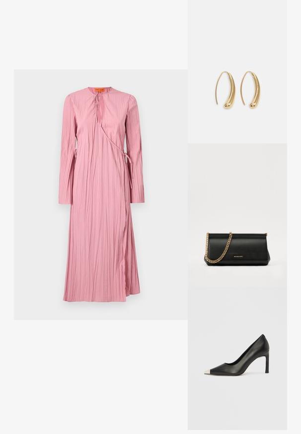 Růžové šaty s dlouhým rukávem, texturovaným plisovaným designem, výstřihem do "V" a nastavovacími tkanicemi v pase pro oblíbený střih.; Černá kožená lodička na vysokém podpatku s špičatou špičkou a stříbrnou kovovou špičkou. Má hladký povrch a štíhlý 10cm podpatek.; Černá kožená psaníčko s zlatým řetízkem, vyznačující se hladkým povrchem, obdélníkovým tvarem a reliéfním logem na přední straně.; Náušnice ve tvaru kruhu z pozlaceného kovu s vroubkovaným, prodlouženým tvarem. Mají hladký, lesklý povrch a zaoblený konec pro zvýraznění detailu.