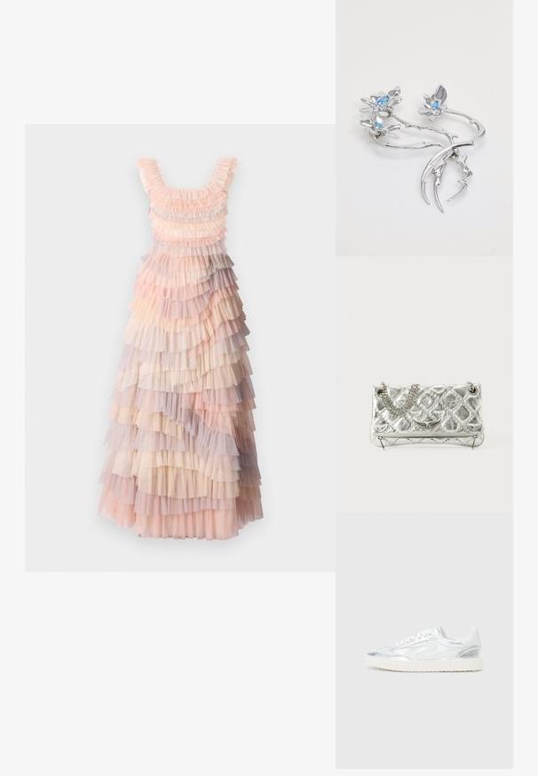 Abito maxi a strati con morbide sfumature di rosa, crema e volant in tulle lilla, tessuto testurizzato e scollatura a barchetta.; Scarpe da ginnastica bianche con accenti metallici argento, texture liscia, punta rotonda, suola piatta e design tradizionale con lacci.; Borsa a tracolla in metallo argento con manico a catena, texture trapuntata, cuciture decorative e chiusura zip. Presenta dettagli in rilievo sul fronte.; Spilla d'argento a forma di rami con tre accenti floreali, dotata di gemme blu chiaro al centro, superficie lucidata e dettagli di design organico.