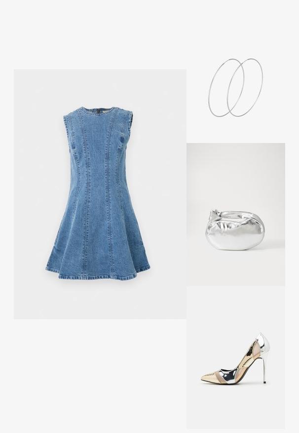 Džínové šaty v světle modré barvě, bez rukávů, s volným střihem, obsahující vertikální švy a kulatý výstřih. Žádné viditelné kovové prvky nebo vzory.; Lodička s špičatou špičkou a kombinací stříbrné, zlaté a tělové barvy. Lesklý povrch s vykrojeným designem, s jehlovým podpatkem.; Stříbrná kovová taška s měkkým, zaobleným tvarem a uzávěrem s uzlem. Vyrobena z hladké umělé kůže.; Stříbrné kruhové náušnice s minimalistickým designem. Kruh, hladký povrch a tenký profil. Lehká konstrukce s lesklým povrchem.