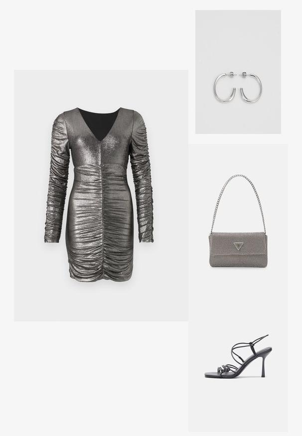 Robe gris métallique avec de longues manches froncées, décolleté en V et détails froncés à la taille. Texture lisse, coupe ajustée et longueur genoux.; Des sandales noires à talons hauts avec des fines lanières au design noué, un bout carré lisse et un talon aiguille élégant.; Sac à main en métal gris clair avec une bandoulière en chaîne, orné de petits clous métalliques ronds et d'un logo de marque triangulaire.; Boucles d'oreilles en argent avec une finition lisse et brillante. Forme arrondie, conception légère, avec un fermoir à tige.