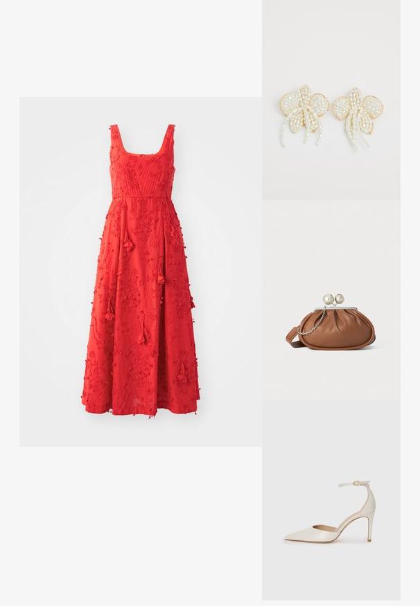 Rode mouwloze jurk met een vierkante halslijn, voorzien van bloemenborduursels, franjes en een vloeiende maxi-lengte.; Witte leren hoge hak schoen met een spitse neus, enkelbandje en een slanke stiletto hiel. Gladde textuur met een subtiele glanzende afwerking.; Bruine leren clutch met een zilveren balsluiting en een klein zilveren kettingdetail op een witte achtergrond.; Parel bloem oorbellen met gouden accenten. Elke bloemblad bevat kleine, ronde parels in een bloemontwerp, met hangende pareldetails.
