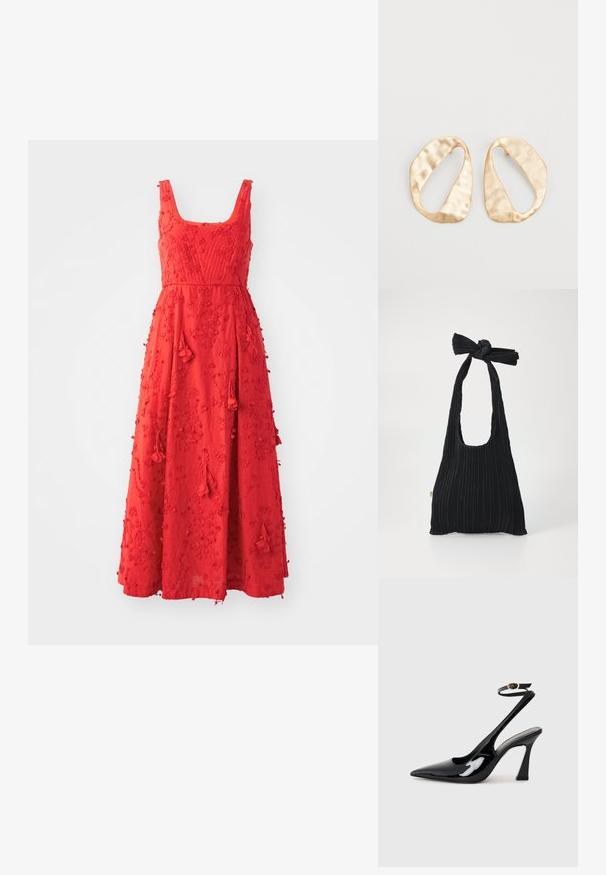 Červené šaty bez rukávov so štvorcovým výstrihom, ozdobené kvetinovou výšivkou, strapcami a splývavou maxi dĺžkou.; Čierne lakované kožené lodičky na podpätku s špicatou špičkou, nastaviteľným popruhom okolo členka a stredne vysokým blokovým podpätkom. Hladký povrch s lesklým finišom.; Loeffler Randall BOBBY PLEATED TOTE - Kabelka - black; Pár nepravidelných oválnych zlatistých kovových náušníc s textúrovaným, mierne rozbitým povrchom na bielom pozadí.
