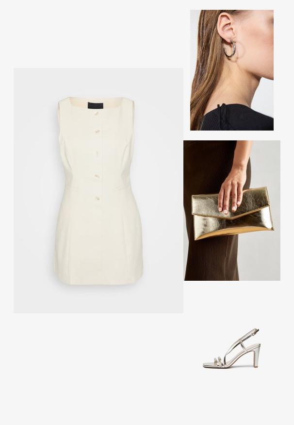 Ärmlös klänning i krämfärg med fyrkantig ringning, fem knappar framtill och sidfickor. Tillverkad av strukturerad tyg.; Metallisk silver högklackad sandal med öppen tå, med tre tunna remmar över foten och en ankelslinga med spänne.; Gyllene metallisk kuvertväska med en slät yta, försedd med en triangulär flikstängning. Den hand som håller den har välvårdade naglar.; Silverörhänge med polerad yta, med små detaljer i guld och rund form, bärs på loben.