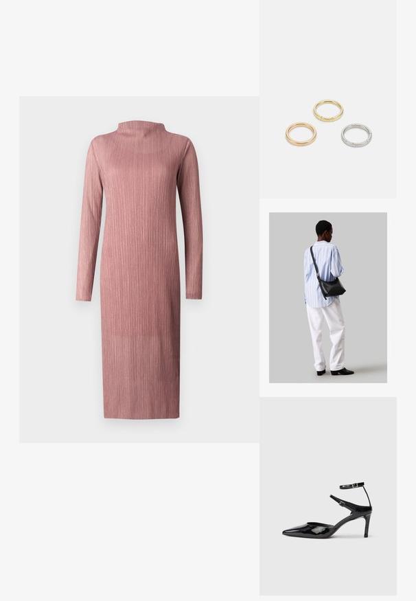 Dlouhá rukáv, žebrované šaty v jemně růžové barvě s vysokým výstřihem. Rovný střih a délka do poloviny lýtek, vyrobené z texturované tkaniny.; Černé lakované kožené lodičky s špičatou špičkou, nastavitelnými nártními pásky a štíhlým podpatkem. Hladký povrch s lesklým povrchem.; Černá kožená kabelka přes rameno s jemnou texturou, trojúhelníkovým tvarem a nastavitelným popruhem, v kombinaci se světle modrou pruhovanou košilí a bílými kalhotami.; Tři kovové prsteny: jeden růžově zlatý, jeden zlatý s texturovanými detaily a jeden stříbrný, všechny s vyrytým brandingem na vnitřním boku.