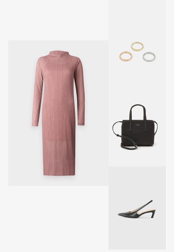 Garās piedurknēs, ribota kleita maigā rozā krāsā ar augstu kakla izgriezumu. Taisna griezuma un līdz pusei teļiem, ar teksturētu, audumu, kas austs.; Melna, ar smailu purngalu, slingback kurpe ar zemu papēdi, izgatavota no gludas ādas materiāla un ar izgriezumiem sānos gaisa caurlaidībai.; Melns roku soma ar divām īsām rokturiem un noņemamu plecu siksnu. Gluda ādas līdzīga materiāla ar rāvējslēdzēja aizdari un logos detaļu.; Trīs metāla gredzeni: viens rozā zeltā, viens zeltā ar teksturētiem akcentiem un viens sudraba, visiem ar iegravētām zīmola atzīmēm iekšējā joslā.