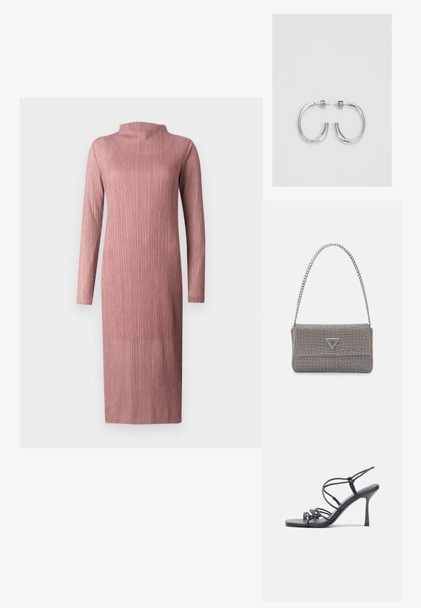 Hosszú ujjú, bordázott ruha puha rózsaszínben, magas nyakkivágással. Egyenes vonalú, közép-vádli hosszúságú, texturált, szőtt anyagból készült.; Fekete magas sarkú szandálok vékony pántokkal, csomózott mintával, sima négyzetes orral és karcsú stiletto sarkal rendelkeznek.; Világosszürke fémes kézitáska lánc pánttal, kis kör alakú fém kifinomult díszítéssel és háromszög alakú márkagéppel.; Ezüst karika fülbevalók sima, fényes felülettel. Lekerekített forma, könnyű kialakítással, tűs zárómechanizmussal.