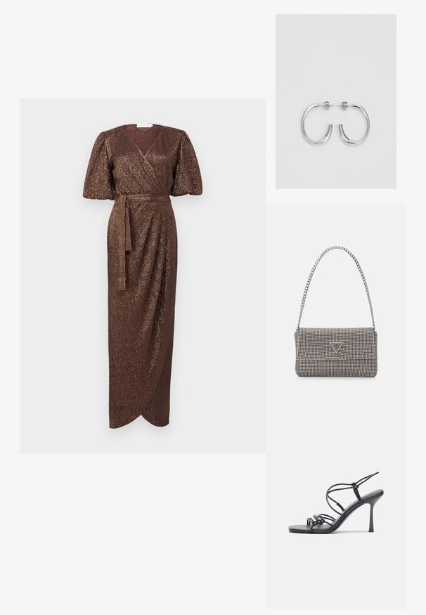 Brązowa sukienka o kroju kopertowym z krótkimi bufkami, teksturowanym metalicznym materiałem oraz paskiem do wiązania w talii, z drapowaną częścią z przodu.; Czarne sandały na wysokim obcasie mają cienkie paski z węzłowym wzorem, gładki, kwadratowy czubek i smukły obcas w stylu szpilki.; Jasnoszara metaliczna torebka na łańcuszku, ozdobiona małymi okrągłymi metalowymi ćwiekami oraz trójkątnym logo marki.; Srebrne kolczyki na biglu o gładkim, błyszczącym wykończeniu. O zaokrąglonym kształcie, lekkim designie, z zamknięciem na zatrzask.