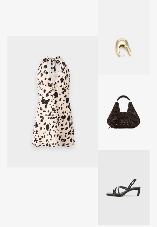 Sukienka na halter w jasnym beżu z czarnym wzorem w kropki; posiada sznurek w talii do regulacji dopasowania.; Czarne sandały na obcasie z prostokątnym noskiem i niskim słupkowym obcasem. Posiadają wiele cienkich pasków i regulowany pasek na kostkę. Wykonane z gładkiej skóry.; Brązowa torebka szydełkowa o zaokrąglonym kształcie, z teksturowanym wzorem warkocza i gładkim, owiniętym uchwytem. Posiada dekoracyjny pompon.; Złote metalowe kolczyki o eleganckim, zakrzywionym kształcie. Posiadają charakterystyczny szpiczasty kształt, polerowaną powierzchnię oraz zapięcie na zawias.