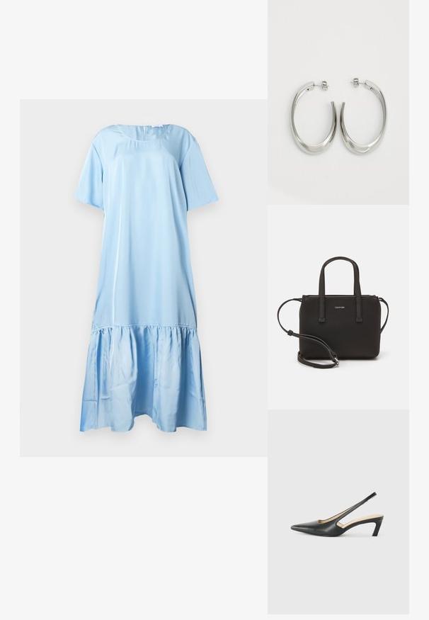 Svijetloplava haljina s kratkim rukavima, izrađena od glatkog tkanja. Ima volančić na rubu i zaobljeni izrez s kopčanjem straga.; Crne cipele s izduženim vrhom i remenom oko pete, s niskom petom, izrađene od glatke kože i s izrezbarenom stranom radi prozračnosti.; Crna torba s dva kratka ručka i uklonjivom naramenicom. Glatki materijal nalik koži s zatvaračem na zatvaranje i detaljem s logom.; Srebrne kružne naušnice s glatkim, zakrivljenim dizajnom. Imaju sjajnu metalnu završnu obradu i kopču na tipku. Nema vidljivih uzoraka ili ukrasa.