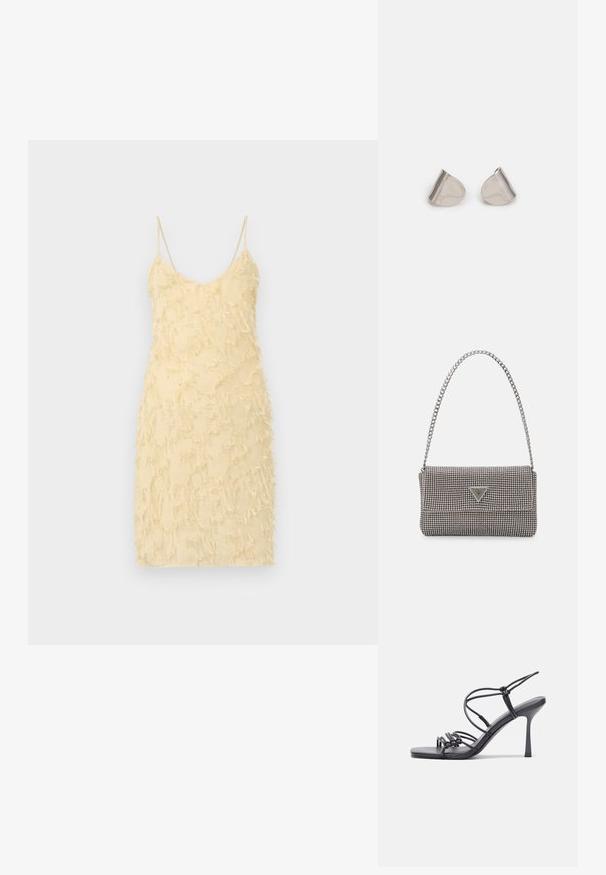 Žuta haljina bez rukava s prianjajućim siluetom. Ima teksturiranu površinu s resama. Spaghetti trakice i V-izrez.; Crne sandale na visokoj potpetici imaju tanke trake s čvorastim dizajnom, glatki kvadratni vrh i elegantnu stiletto petu.; Svijetlosivi metalik ruksač s lancem, ukrašen malim okruglim metalnim zakovicama i trokutastim logotipom marke.; Srebrne metalne naušnice s glatkim, oblikom suze i poliranim završetkom. Suptilni utori dodaju detalje. Minimalistički dizajn.