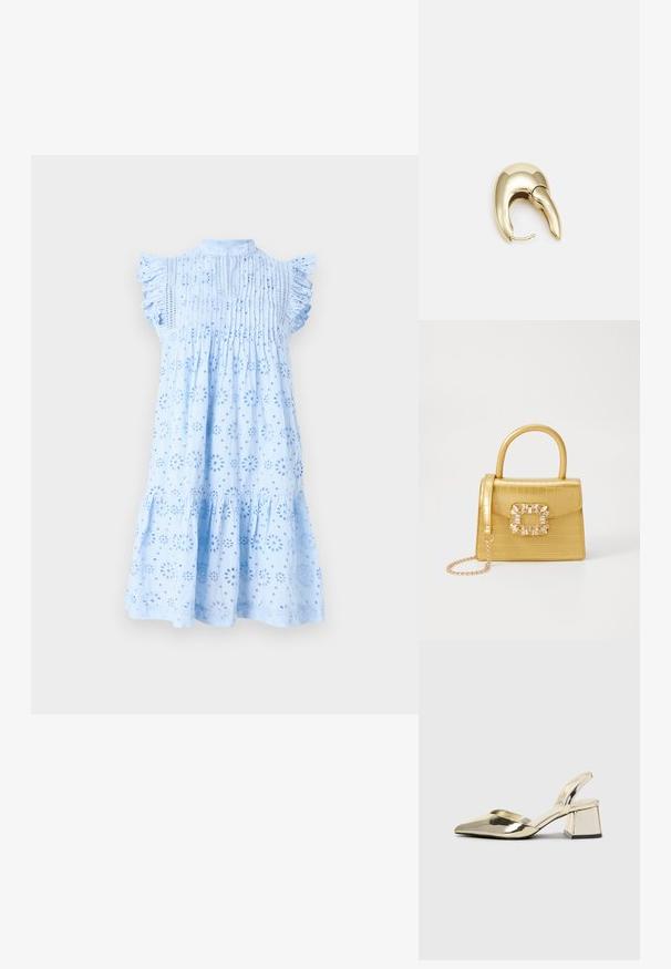 Šviesiai mėlyna suknelė su trumpomis raukinėmis rankovėmis, puošta gėlių išpjovomis, su klosčių detalėmis krūtinėje ir platėjančiu apatini kraštu.; Auksiniai, metaliniai slingback aukštakulniai bateliai su smailiu pirštu ir masyviu kulnu. Lygus paviršius, minimalizmo dizainas ir siaura juostelė.; Geltonas dirbtinės krokodilo odos rankinukas su standžiu dizainu, viršutine rankena, nuimamu grandininiu dirželiu ir dekoratyviniu krištolo papuošimu ant užsegimo.; Aukso tono metalinės auskarai su stilingu, kreiviu dizainu. Išsiskiria ryškiu smailiu pavidalu, poliruota paviršiumi ir užsegimu su vyriu.