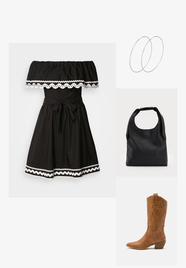 Czarna sukienka bez ramiączek z falbaniastym dekoltem, białym ząbkowanym wykończeniem, dopasowanym talią i rozkloszowanym dołem z wiązaniem.; Brązowe skórzane kowbojki z wyciągniętym nosem, haftowanymi wzorami spiralnymi na cholewie oraz blokowym obcasem. Posiadają pętlę ułatwiającą zakładanie.; Czarna skórzana torba hobo z pojedynczym, miękkim, zaokrąglonym uchwytem; charakteryzuje się gładką teksturą i minimalistycznym designem. Brak widocznych elementów metalowych lub akcentów.; Srebrne kolczyki w formie obręczy o minimalistycznym designie. Okrągły kształt, gładka faktura i cienki profil. Lekkie, z polerowanym wykończeniem.