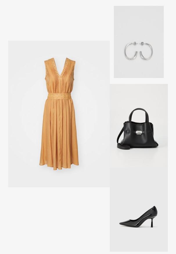 Ujjatlan, V nyakú ruha meleg narancssárga árnyalatban, pliszírozással és övvel ellátott derékkal, apró szegecsekkel díszítve. Sima, könnyű anyag.; Fekete lakkbőr magassarkú cipő hegyes orral, elegáns dizájnnal és vékony tűs sarokkal, sima, fényes textúrával.; Fekete bőr kézitáska struktúrált felülettel, két felső fogantyúval, levehető vállpánttal és ezüst színű csattal.; Ezüst karika fülbevalók sima, fényes felülettel, ívelt formával és postazáras zárral. Minimalista, modern kivitel.