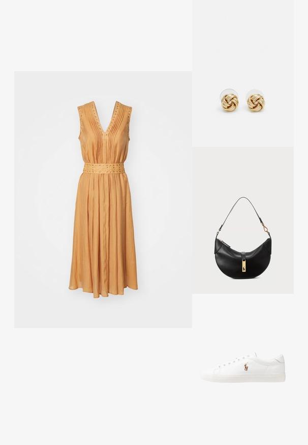 Majica brez rokavov z V-izrezom v topli oranžni barvi, ki ima nabore in pas z obrobo okrašen z majhnimi žebljički. Gladek, lahek material.; Bela usnjena teniski čevlji, nizki model, z gladko teksturo, okrogle konice, vezavi spredaj ter majhnim vezenim logotipom na strani.; Črna usnjena torbica v obliki polmeseca. Ima zlato kovinsko dekoracijo in ozek trak. Gladka tekstura, z zadrgo na vrhu.; Klavirske uhani v zlatem tonu s zvitim dizajnom. Vsak uhán je opremljen s krožno prozorno podlago za zagotavljanje varne nošnje.