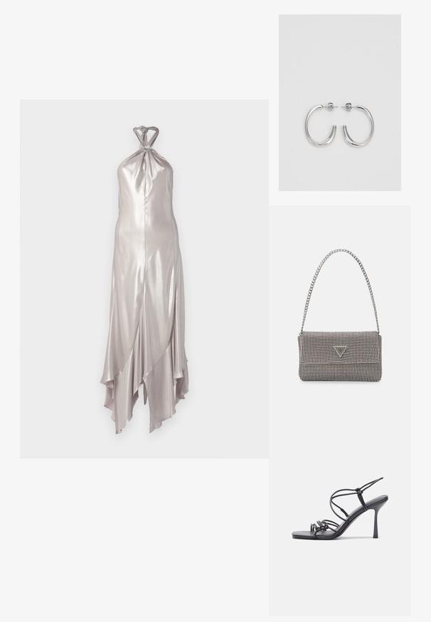 Fémes anyagú, pánt nélküli ezüst ruha, amely illeszkedő felsőrésszel, folyó szoknyával és csavart csomó részlettel rendelkezik a nyakvonalon.; Fekete magas sarkú szandálok vékony pántokkal, csomózott mintával, sima négyzetes orral és karcsú stiletto sarkal rendelkeznek.; Világosszürke fémes kézitáska lánc pánttal, kis kör alakú fém kifinomult díszítéssel és háromszög alakú márkagéppel.; Ezüst karika fülbevalók sima, fényes felülettel. Lekerekített forma, könnyű kialakítással, tűs zárómechanizmussal.