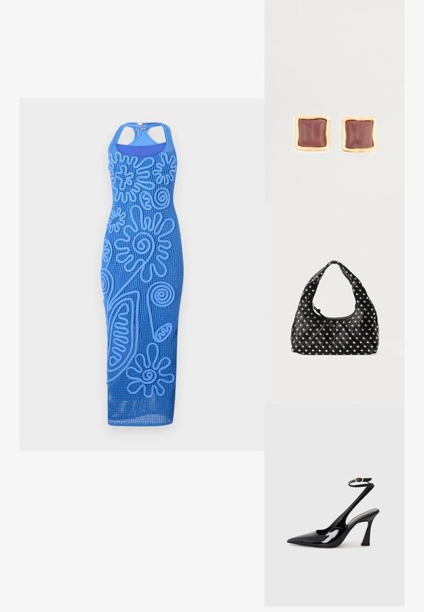 Modrá bezramínková šaty s texturovanými květinovými vzory, vyrobené z síťoviny. Mají přiléhavý siluetu a délku ke kolenům.; Černé lakované kožené lodičky na pásku s špičatou špičkou, nastavitelným páskem kolem kotníku a mírným blokovým podpatkem. Hladký povrch s lesklým finišem.; Černá kožená kabelka s prohnutým uchem, zdobená vzorem kovových hrotů rovnoměrně rozložených po celém povrchu. Zapínání na zip.; Čtvercové náušnice s hlubokým burgundským středem a texturovaným zlatým rámem. Hladký povrch s zaoblenými hranami.