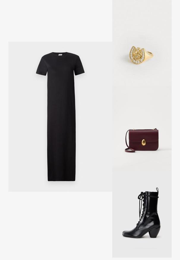 Mustmust, põlve pikkusega kleit pehmest kangast. Omab lühikesi varrukaid, ümmargust kaelust ja sirget siluetti ilma lisamustriteta.; Mustad nahast pahkluu saapad, ruudukujulise varbaga, ees paeltega ja jämeda, laieneva kanna disainiga. Sile tekstuur ja läikiv viimistlus.; Burgundi värvi nahkristmikohver, millel on sile tekstuur, ovaalne kuldne klamber ja reguleeritav rihm, lihtsa ristküliku kujuga.; Kuldne sõrmus, mille sees on kroonikujundus hobuseraua sees, kaunistatud väikeste selgete kalliskividega, valge tausta peal.