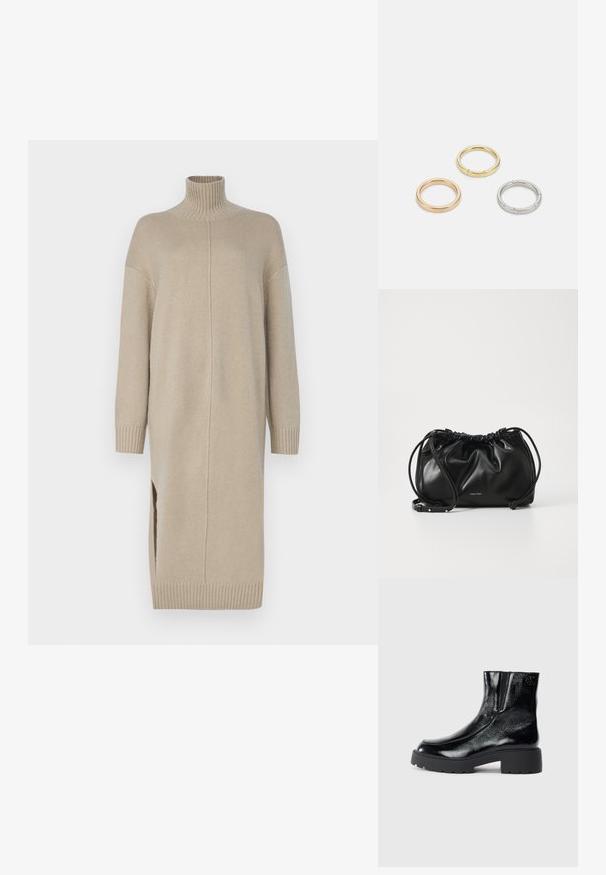 Beige gebreide jurk met hoge nek, lange mouwen, zijsplitten en geribbelde manchetten. Heeft een rechte snit en een gladde textuur.; Zwarte enkellaarsjes met een glanzende lakleren afwerking, chunky zwarte rubberen zool en verhoogde hak; inclusief subtiele logo-detail aan de zijkant.; Zwarte leren handtas met geplooid ontwerp, dubbele trekkoordsluiting en afneembare schouderband. Voorzien van metallic logo detail.; Drie metalen ringen: één roségoud, één goud met een gestructureerd accent en één zilver, allemaal met gegraveerde branding aan de binnenzijde.