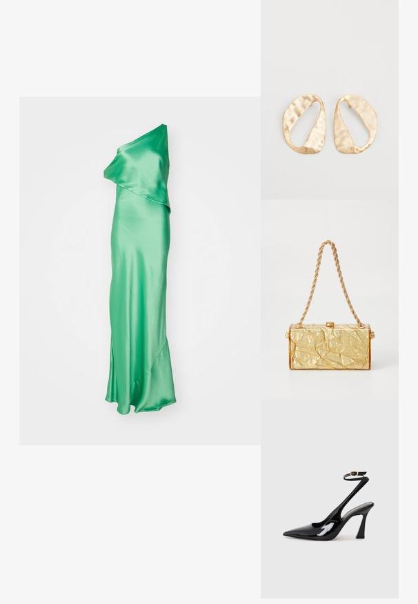 STAUD - Suknia balowa; Czarne lakierowane szpilki slingback na wysokim obcasie z wydłużonym noskiem, regulowanym paskiem na kostce i umiarkowanym obcasem w kształcie bloku. Gładka struktura z błyszczącym wykończeniem.; Złota torebka o pomarszczonej fakturze w kształcie prostokąta, z łańcuszkowym paskiem i zapięciem klapkowym na górze. Gładkie, błyszczące wykończenie.; Para nieregularnych, owalnych kolczyków ze złotego metalu o teksturowanej, lekko młotkowanej powierzchni na białym tle.