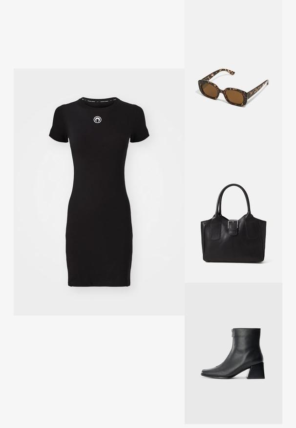Vestido preto justo com mangas curtas, decote redondo e um pequeno logótipo circular no peito. Feito de tecido elástico.; Bota de tornozelo em couro preto com bico quadrado, fecho lateral e salto bloco contra um fundo claro plano.; Óculos de sol tartaruga com uma armação redonda e robusta e lentes castanhas. Apresenta padrões subtis e hastes direitas e afinadas.; Bolsa tote de couro preta com textura suave, forma estruturada, duas alças e um destaque prateado proeminente na parte da frente.
