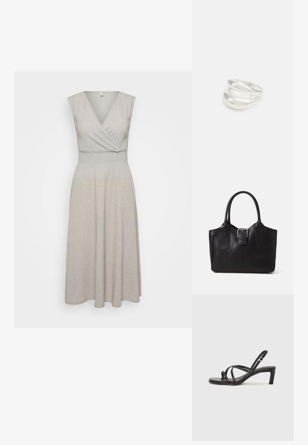 Halterska obleka v svetlo sivi tkanini z teksturiranim vzorcem, oprijet pas in tekoča krila, ki segajo do sredine tele.; Črne natikače s trakovi in kvadratnim prstom ter nizkim blokastim peto. Imajo več tankih trakov in nastavljiv trak okoli gležnja. Narejene so iz gladkega usnja.; Črna usnjena torba s gladko teksturo, strukturirano obliko, dvema ročkama in izrazitim srebrnim sponko na sprednji strani.; Srebrn dvojni prstan z gladko, polirano površino. Ima tekoč, ukrivljen dizajn z prekrivajočimi se sekcijami za sodoben videz.