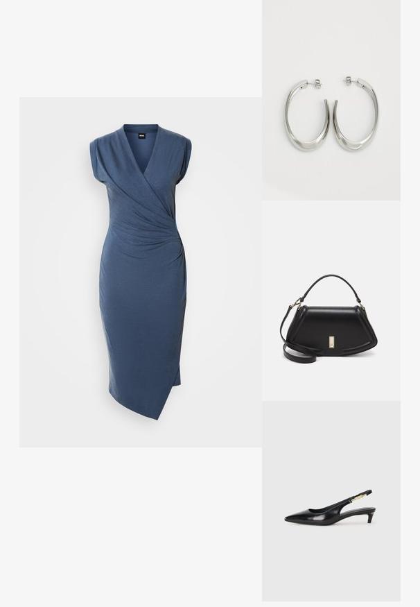Niebieska sukienka w obcisłym fasonie z dekoltem w serek i krótkimi rękawami, z marszczeniami w talii i bocznym rozcięciem. Wykonana z gładkiego materiału.; Czarne skórzane szpilki typu slingback z ostrym noskiem, posiadające smukły obcas i złoty akcent na regulowanym pasku. Gładka tekstura.; Czarna skórzana torebka o strukturalnym designie, z przyciętą formą, górnym uchwytem i złotymi akcentami. W zestawie regulowany pasek na ramię.; Srebrne kolczyki-hoop o gładkim, zakrzywionym designie. Posiadają błyszczące metaliczne wykończenie i zapięcie na sztyft. Brak widocznych wzorów lub akcentów.