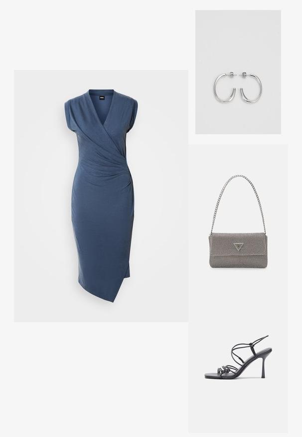 Modra obleka z zavihkom in V-izrezom, kratkimi rokavi, z nabranimi detajli na pasu in stranskim razporkom. Narejena iz gladkega materiala.; Črne visoke sandale na peto imajo tanke naramnice z vozlom, gladek kvadratni toe in eleganten stiletto peto.; Svetlo siva kovinska torbica z verižnim ročajem, okrašena z majhnimi okroglimi kovinskimi bleščicami in trikotnim logotipom blagovne znamke.; Srebrne obročaste uhane z gladko, sijočo površino. Zaobljena oblika, lahka zasnova, z zapiranjem na zatič.