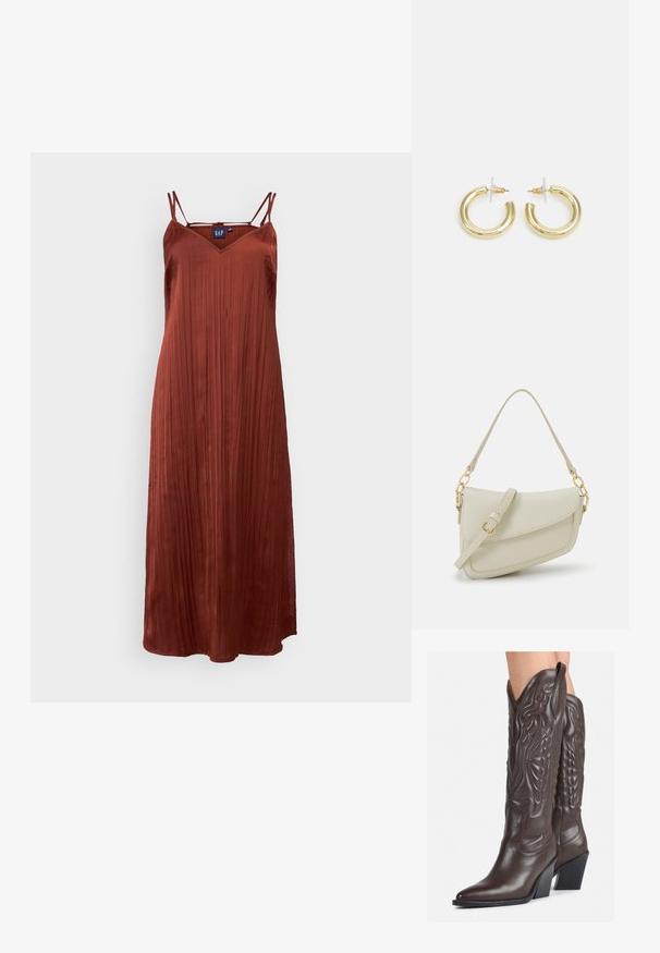 Rjavo obarvana, brezrokavna maksi obleka z V-izrezom in nabranim dizajnom, izdelana iz gladkega materiala. Ima tanke nastavljive naramnice.; Rjave usnjene kavbojske čevlje z ostrim nosom in blok peto, ki vsebujejo podrobno šivanje in dvignjene dodatke na zgornjem delu.; Mala kremna torbica z teksturiranim zaključkom, dolgim nastavljivim trakom, verižnim poudarkom in zapiranjem na poklop. Detajli iz zlatega kovinskega materiala.; Zlate uhane v obliki obročkov z gladko, sijočo površino. Krožna zasnova s majhnim nosilcem in prozornim podplatom za varno nošenje.