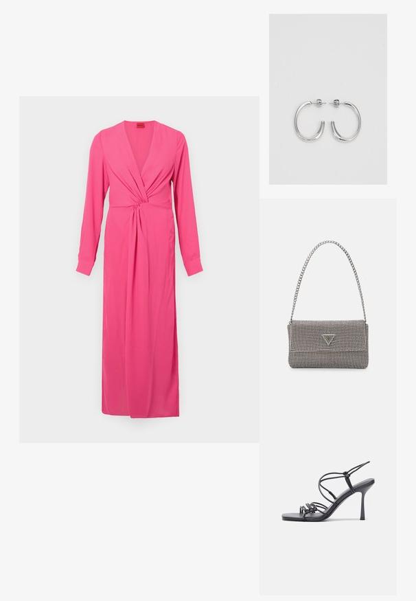Rózsaszín hosszú ujjú ruha mély V-kivágással, a deréknál összegyűjtött csavarodással és földig érő, letisztult sziluettel. Simaságát az anyag textúrája adja.; Fekete magas sarkú szandálok vékony pántokkal, csomózott mintával, sima négyzetes orral és karcsú stiletto sarkal rendelkeznek.; Világosszürke fémes kézitáska lánc pánttal, kis kör alakú fém kifinomult díszítéssel és háromszög alakú márkagéppel.; Ezüst karika fülbevalók sima, fényes felülettel. Lekerekített forma, könnyű kialakítással, tűs zárómechanizmussal.