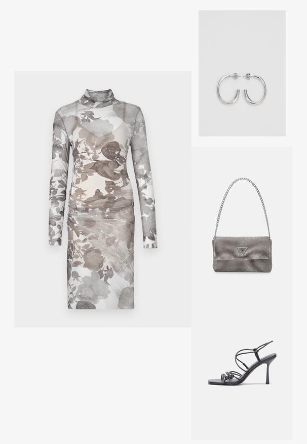 Långärmad klänning med polokrage i genomskinligt, blommönstrat tyg. Färgerna varierar från ljusgrå till off-white, med draperad detalj vid midjan.; Svarta högklackade sandaler har tunna remmar med en knuten design, en slät fyrkantig tå och en smal stilettklack.; Ljusgrå metallisk handväska med kedjestropp, prydd med små cirkulära metallnitar och en triangulär logotyp.; Silverfärgade hängande örhängen med en slät, blänkande yta. Rundad form, lätt design, med ett stift- och bakstängning.