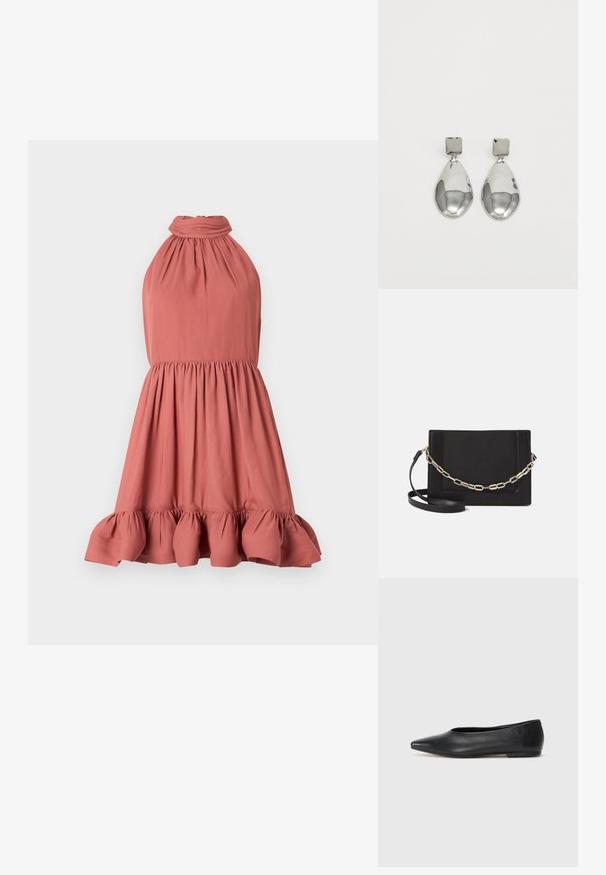 Vestido de alças com um suave tecido coral, com corpete franzido e bainha em babados, apresentando uma textura suave e um design simples.; Bailarina de couro preto, bico fino, design minimalista, textura suave, salto baixo, sem hardware ou embelezamentos visíveis.; Bolsa crossbody de couro preto com uma textura suave, forma retangular e um detalhe em corrente metálica na frente. Inclui uma alça ajustável.; Brincos de gota em prata com um pino quadrado, apresentando um acabamento liso e polido e uma forma de gota, refletindo a luz com uma superfície brilhante.