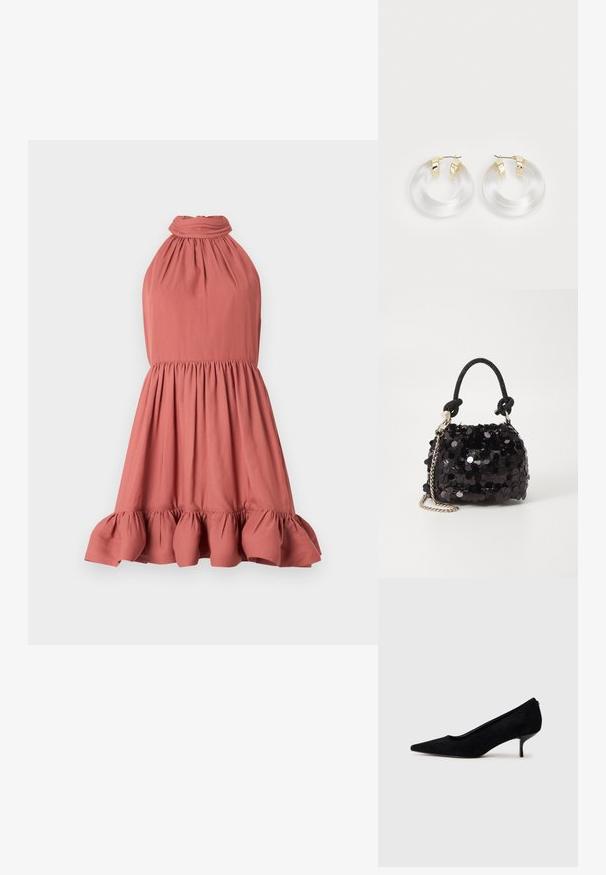 Halter nyakú ruha puha korall színű anyagból, ráncolt mellkassal és bővülő fodros szegéllyel, sima textúrával és egyszerű dizájnnal.; Fekete velúr magassarkú cipő hegyes orral és vékony, alacsony sarokkal. Simább textúrájú, letisztult dizájn, amelyen nincsenek látható fém alkatrészek.; Fekete flitteres mini kézitáska csomózott textúrájú pánttal és ezüst lánccal. Lekerekített forma, ráncolt tetejével és fényvisszaverő részletekkel.; Átlátszó akril fülbevalók arany tónusú fémszegélyekkel és fényes felülettel. Simább, kör alakú dizájnnal rendelkezik.