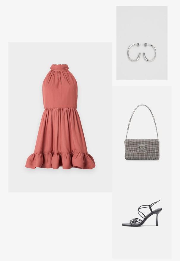 Halter nyakú ruha puha korall színű anyagból, ráncolt mellkassal és bővülő fodros szegéllyel, sima textúrával és egyszerű dizájnnal.; Fekete magas sarkú szandálok vékony pántokkal, csomózott mintával, sima négyzetes orral és karcsú stiletto sarkal rendelkeznek.; Világosszürke fémes kézitáska lánc pánttal, kis kör alakú fém kifinomult díszítéssel és háromszög alakú márkagéppel.; Ezüst karika fülbevalók sima, fényes felülettel. Lekerekített forma, könnyű kialakítással, tűs zárómechanizmussal.