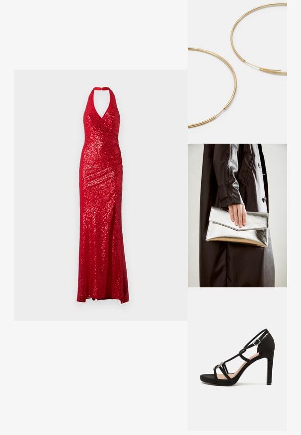 Červené flitrové šaty s halter výstřihem, upnutým korzetem a rozparkem na boku. Tkanina má lesklou strukturu s drapovaným designem.; Černé semišové sandály na vysokém podpatku s křížovými pásky, dekorativním stříbrným akcentem a platformou pro větší výšku.; Stříbrná metalická kabelka ve tvaru klínového obálkového designu, hladké textury a s kontrastní barvou uvnitř, držena v ruce s černým kabátem.; Zlaté kruhové náušnice, tenké a kulaté, s hladkým kovovým povrchem a bez zdobení či vzorů.