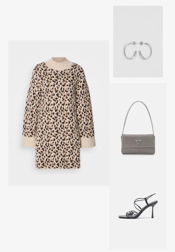 Beige alapú kötött pulóver, fekete és barna leopárdmintával. Magas kerek nyakkal és bordázott mandzsettákkal az oversized ujjakon.; Fekete magas sarkú szandálok vékony pántokkal, csomózott mintával, sima négyzetes orral és karcsú stiletto sarkal rendelkeznek.; Világosszürke fémes kézitáska lánc pánttal, kis kör alakú fém kifinomult díszítéssel és háromszög alakú márkagéppel.; Ezüst karika fülbevalók sima, fényes felülettel. Lekerekített forma, könnyű kialakítással, tűs zárómechanizmussal.