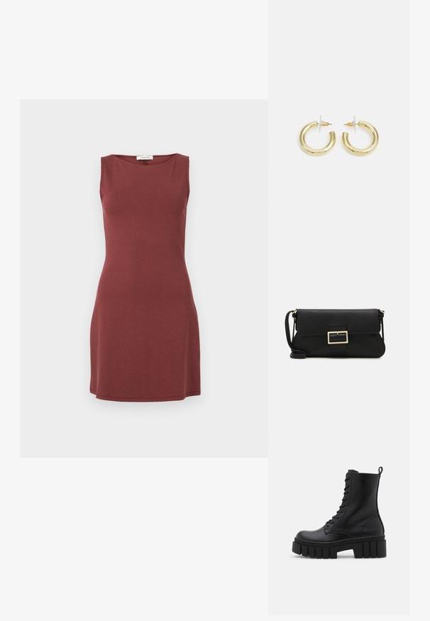 Bezrukávové šaty v tmavě červené barvě, vyrobené z jemné tkaniny. Mají kulatý výstřih a přiléhavý střih, který se mírně rozšiřuje na spodním okraji.; Černá kožená kotníková obuv s robustní, rýhovanou podrážkou, šněrováním vpředu a poutkem na hladkém bílém pozadí.; Černá kožená psaníčko s klopou a zlatým kovovým detailním sponou. Součástí je černý popruh a elegantní, minimalistický design.; Zlaté kruhové náušnice s hladkým, lesklým povrchem. Kruhový design s malým kolíčkem a průhledným záznamem pro bezpečné nošení.