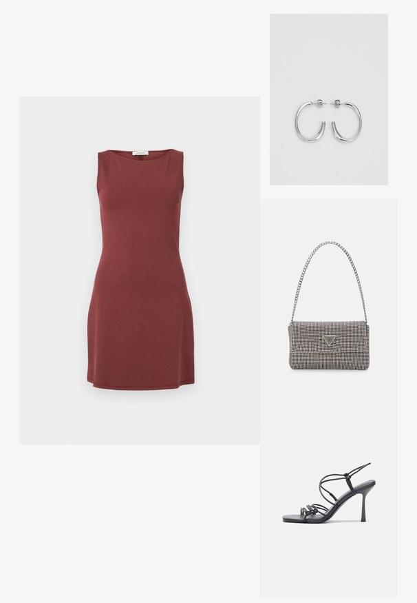 Robe sans manches de couleur rouge profond, fabriquée en tissu doux. Présente un col rond et une silhouette ajustée qui s'évase légèrement à l'ourlet.; Des sandales noires à talons hauts avec des fines lanières au design noué, un bout carré lisse et un talon aiguille élégant.; Sac à main en métal gris clair avec une bandoulière en chaîne, orné de petits clous métalliques ronds et d'un logo de marque triangulaire.; Boucles d'oreilles en argent avec une finition lisse et brillante. Forme arrondie, conception légère, avec un fermoir à tige.