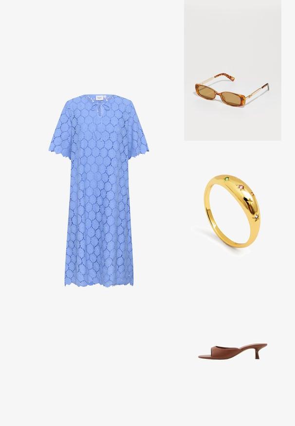 Vaaleansininen pitsimekko, jossa on lyhyet hihat, pyöreä pääntie ja solmimistiedot edessä. Hapsureunat ja kukkakuosi koko mekossa.; Ruske avto čevlji s peto, odprti spredaj, z gladko mat površino, ki imajo ukrivljen dizajn in prozorno, stožčasto peto.; Ruutukuvioiset ruskeat aurinkolasit, joissa on suorakulmaiset kehykset, kultaiset metalliset varret ja vaaleanruskeat linssit. Tyylikäs muotoilu, ei näkyviä logoja.; Kultakuvioinen sormus, jossa on sileä, pyöristetty rengasosa ja viisi tähtikoristetta, joista jokaisessa on värikkäitä jalokiviä vaaleanpunaisena, vihreänä ja sinisenä.