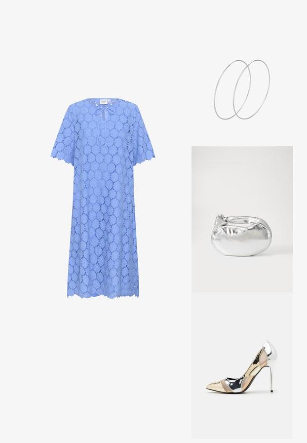 Svetlo modra čipkasta obleka s kratkimi rokavi, okroglo izrezom in s pripenjanjem spredaj. Obrobljena z valovitimi robovi in cvetličnim vzorcem po celotni obleki.; Čevlji z visoko peto in konico, v barvni kombinaciji srebrne, zlate in nude. Sijajna obdelava z izrezljanim dizajnom, z igličasto peto.; Srebrna kovinska torbica z mehko, zaobljeno obliko in zavezano zgornjo zaporo. Narejena iz gladkega umetnega usnja.; Srebrne uhane v obliki obroča z minimalističnim dizajnom. Krožna oblika, gladka tekstura in tanek profil. Lahki s poliranim zaključkom.