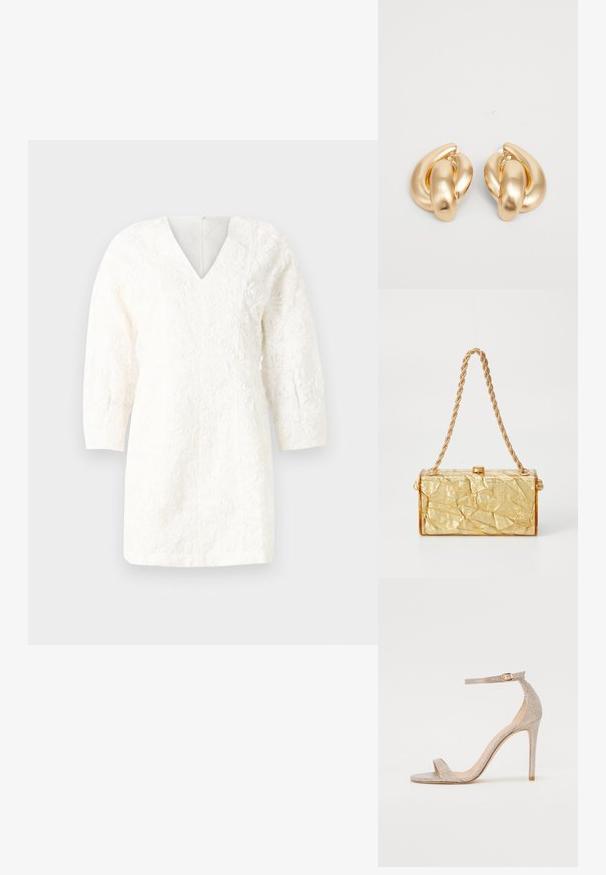 Valkoinen mekko, jossa on V-pääntie, kolmannelta neljännekseltä hihat ja tekstuuriset kukkakuviot. Suora leikkaus, sileä viimeistely ja takana vetoketjukiini.; Korkokenkä metallisessa ruusukullassa, jossa on teksturoitu yläosa, avoin kärki ja nilkkaremmissä kullanvärinen solkiyksityiskohta.; Kullanım sırasında büzülmüş dokuya sahip altın rengi, dikdörtgen şekilli çanta, üst kısmında zincir askısı ve menteşe kapanışıyla dikkat çekiyor. Pürüzsüz, parlak bir yüzey.; Korolliset kultasävytteiset korvakorut, joissa on kierretty muotoilu, sileä ja kiiltävä pinta sekä pyöreät muodot. Jokaisen koko on noin 5 senttimetriä.