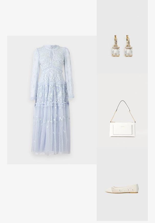 Needle & Thread AUTUMN LONG SLEEVE ANKLE GOWN - Proginė apranga - light blue; Kreminės odos balerinos bateliai su skaidriu viršumi, dekoruoti išsibarsčiusiais kristalais. Minkštas padas užtikrina komfortą, minimalistinis dizainas.; Balta odinė rankinė su tekstūruotu paviršiumi, turinti auksinį grandinėlės dirželį ir juodas detales. Įskaičiuota priekinė kišenė ir užtrauktuko uždarymas.; Auksinės spalvos auskarai, kuriuose yra stačiakampis, skaidrus kristalas, kabantis po eile mažų, apvalių skaidrių akcentų. Šiuolaikiškas, modernus dizainas.