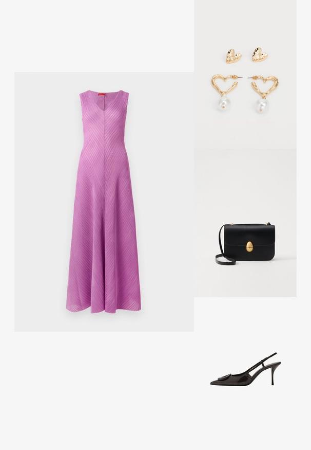 Ärmelloses V-Ausschnitt-Kleid in helllila mit diagonalen Falten, fließender Silhouette und glatter Textur.; Schwarzer Lackleder-Slingback-Schuh mit spitzem Zehenbereich, minimalistischem Design, kleinem kreisförmigem Akzent auf dem Schuhoberteil und schlankem Absatz.; Schwarze Lederhandtasche mit strukturierter rechteckiger Form. Verfügt über einen goldenen ovalen Verschluss und einen dünnen Schulterriemen. Glatte Textur.; Herzförmige Ohrringe in Goldton mit strukturierter Oberfläche, mit einem hängenden Perlenakzent. Einschließlich passender Herz-Stiftohrringe.