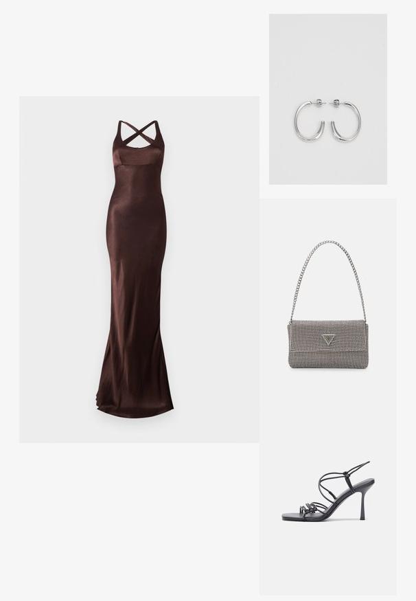 Dlhé, priliehajúce večerné šaty z tmavohnedej saténovej látky. Obsahujú krížové ramienka a jemný lesk. Hladká textura s rozšíreným lemom.; Čierne sandále na vysokom podpätku majú tenké remienky s uzlovým dizajnom, hladký štvorcový špičku a elegantný stiletto podpätok.; Svetlošedá metalická kabelka s reťazovým popruhom, ozdobená malými kruhovými kovovými štítkami a trojuholníkovým logom značky.; Strieborné kruhové náušnice s hladkým a lesklým povrchom. Okrúhly tvar, ľahký dizajn, s uzáverom na kolík.